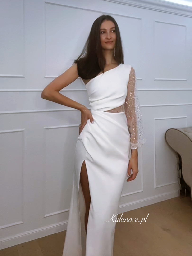 Leticia - dopasowana prosta biała sukienka na jedno ramię z ozdobnym rękawem - Kulunove zdjęcie 4