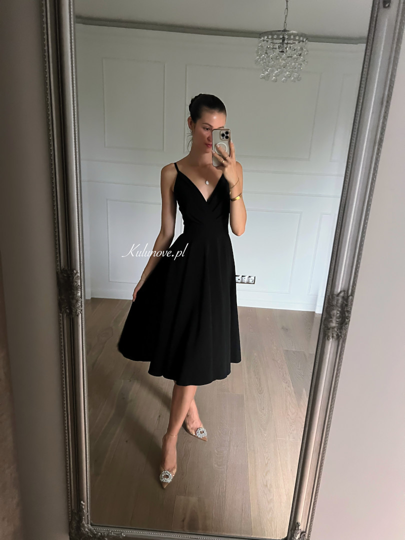 Elisabeth midi - czarna elegancka sukienka midi na ramiączkach idealna na komers - Kulunove zdjęcie 4
