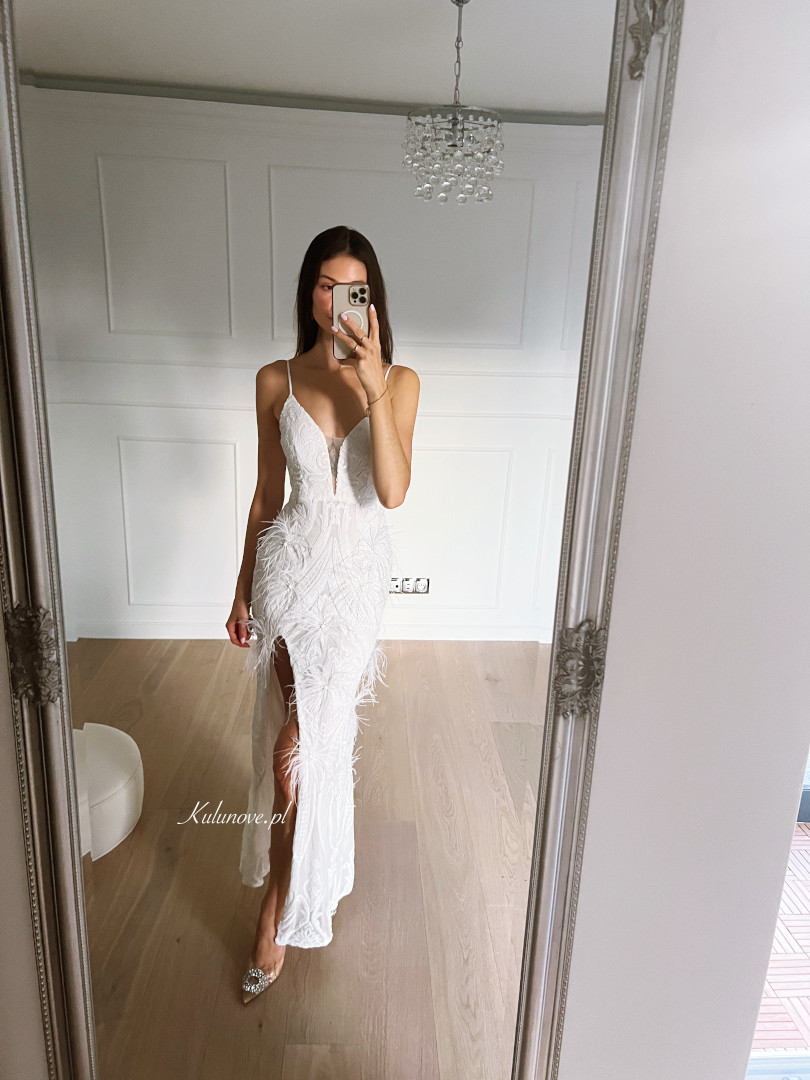 Anella - cekinowa sukienka maxi z piórami w kolorze białym - Kulunove zdjęcie 1