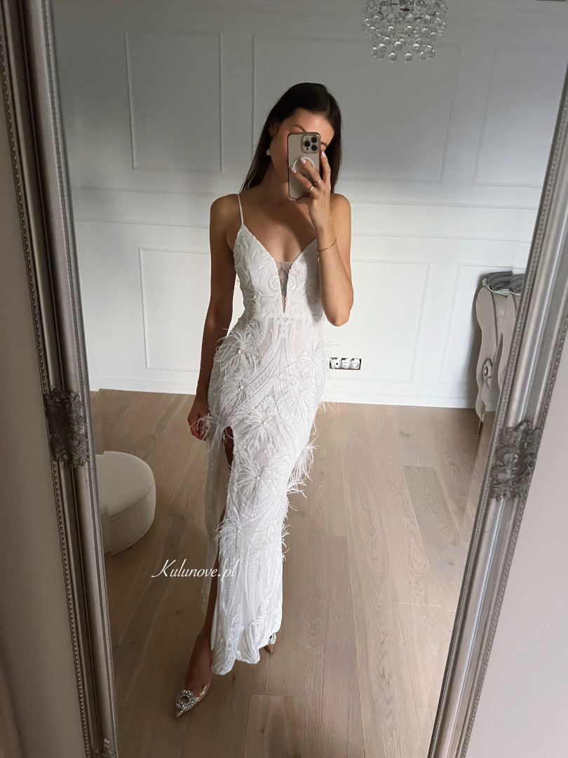 Anella - cekinowa sukienka maxi z piórami w kolorze białym - Kulunove zdjęcie 2