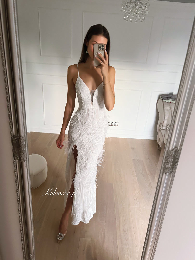 Anella - cekinowa sukienka maxi z piórami w kolorze białym - Kulunove zdjęcie 4