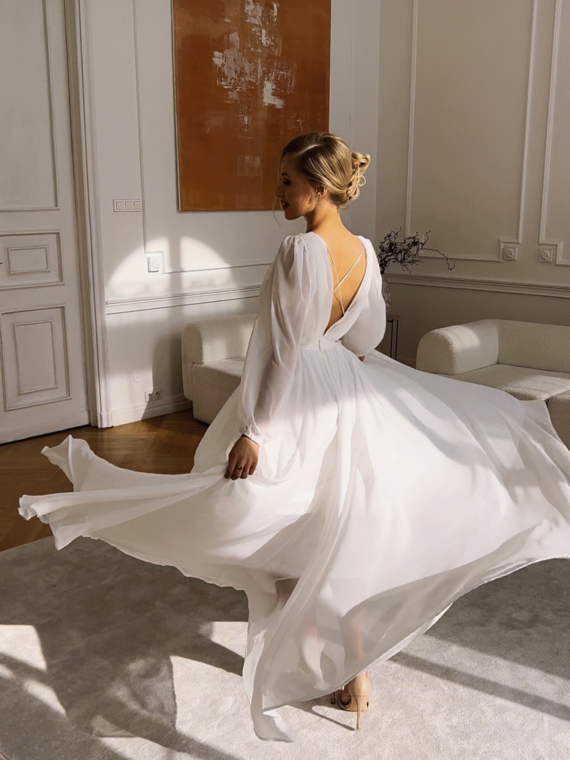 Aleksandra - minimalistyaczna suknia ślubna z zabudowanym przodem i z głębokim dekoltem na plecach - Kulunove zdjęcie 4