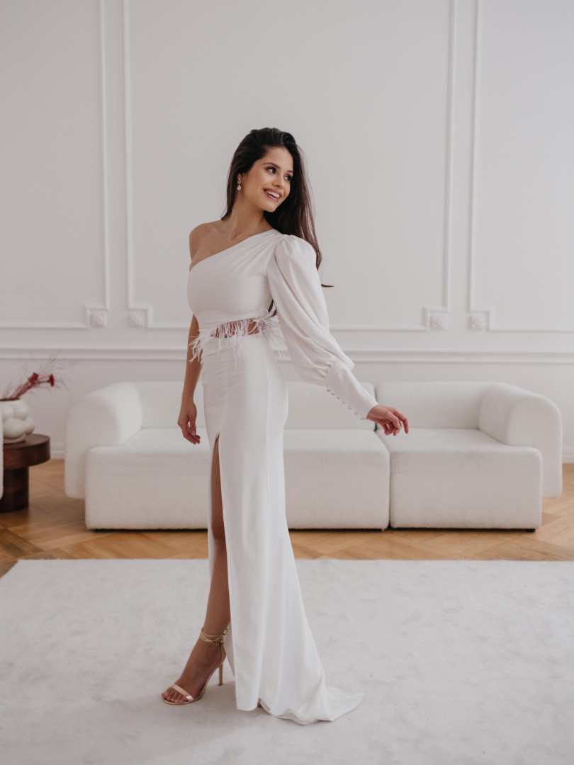 Rachel - długa biała suknia na jedno ramię z piórami - Kulunove zdjęcie 1