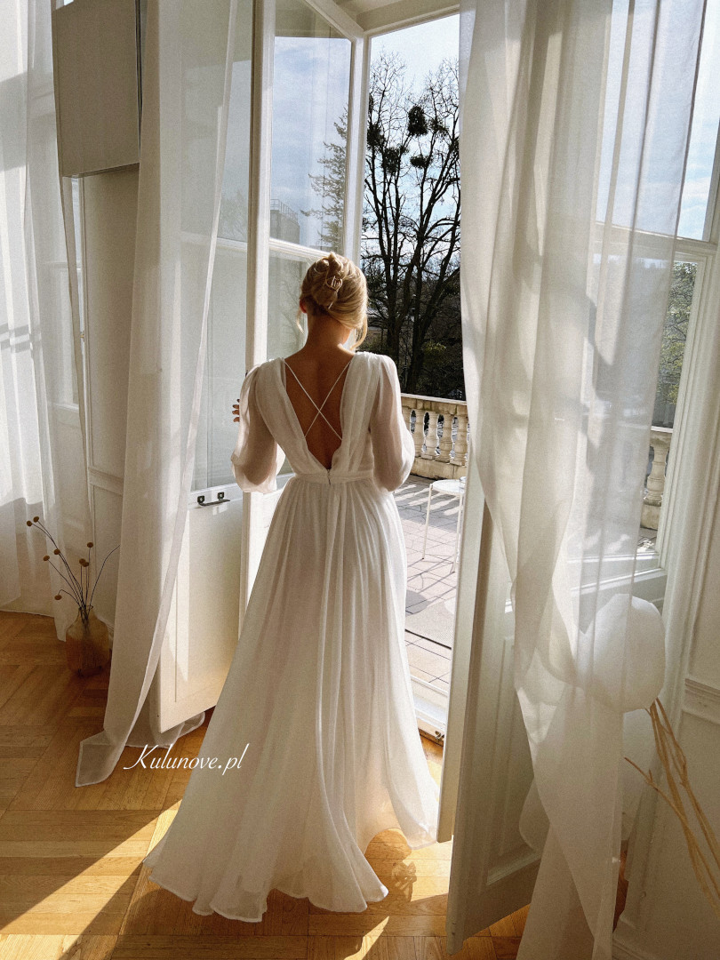 Aleksandra - minimalistyaczna suknia ślubna z zabudowanym przodem i z głębokim dekoltem na plecach - Kulunove zdjęcie 1