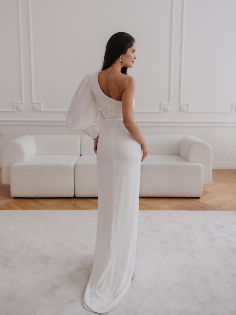 Rachel - długa biała suknia na jedno ramię z piórami - Kulunove zdjęcie 2