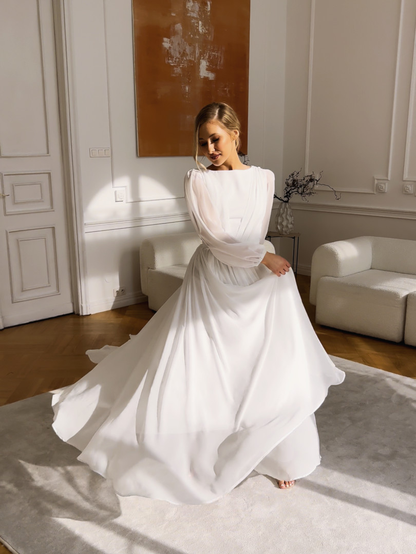 Aleksandra - minimalistyaczna suknia ślubna z zabudowanym przodem i z głębokim dekoltem na plecach - Kulunove zdjęcie 2