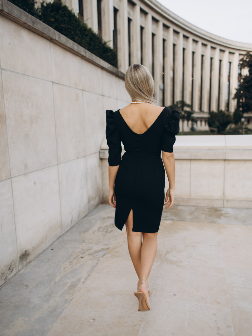 Laurell - sukienka przed kolano w kolorze czarnym  z głębokim dekoltem i bufkami - Kulunove zdjęcie 3