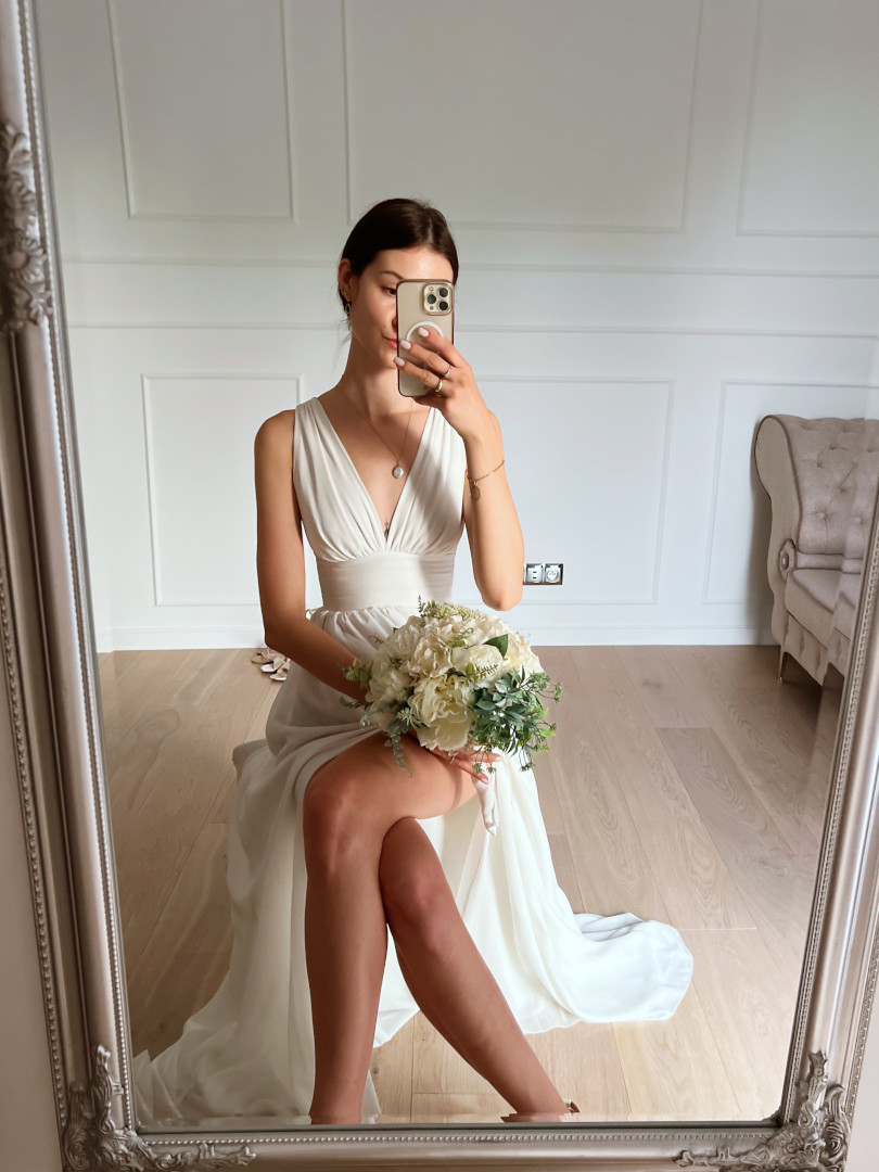 Nella - biała sukienka na ramiączkach o długości maxi - Kulunove zdjęcie 2
