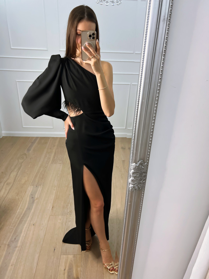 Rachel - czarna sukienka maxi na jedno ramię z piórami w talii idealna na studniówkę - Kulunove zdjęcie 3