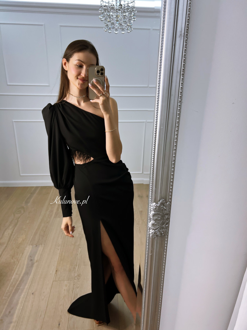 Rachel - czarna sukienka maxi na jedno ramię z piórami w talii idealna na studniówkę - Kulunove zdjęcie 2