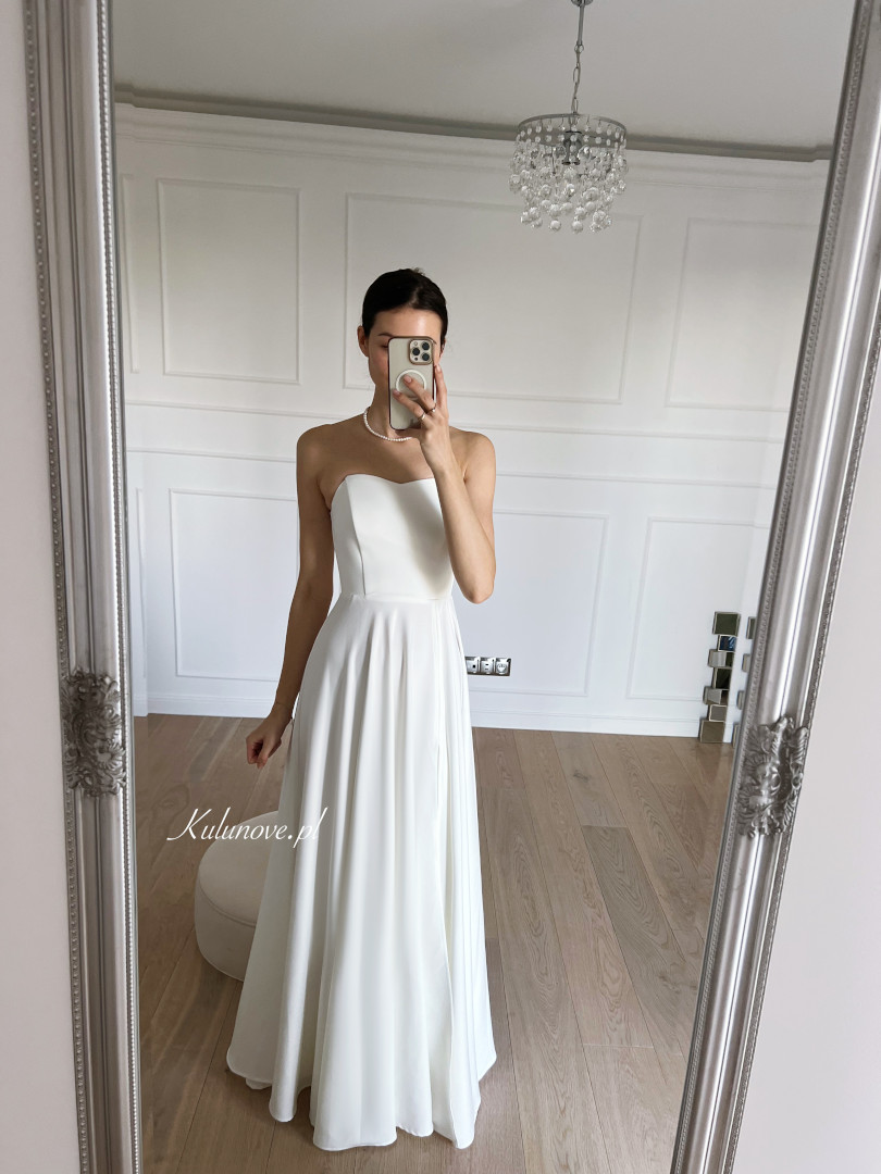 Florencja- gładka gorsetowa suknia ślubna ecru  z szyfonowymi rękawami z falbanką - Kulunove zdjęcie 3