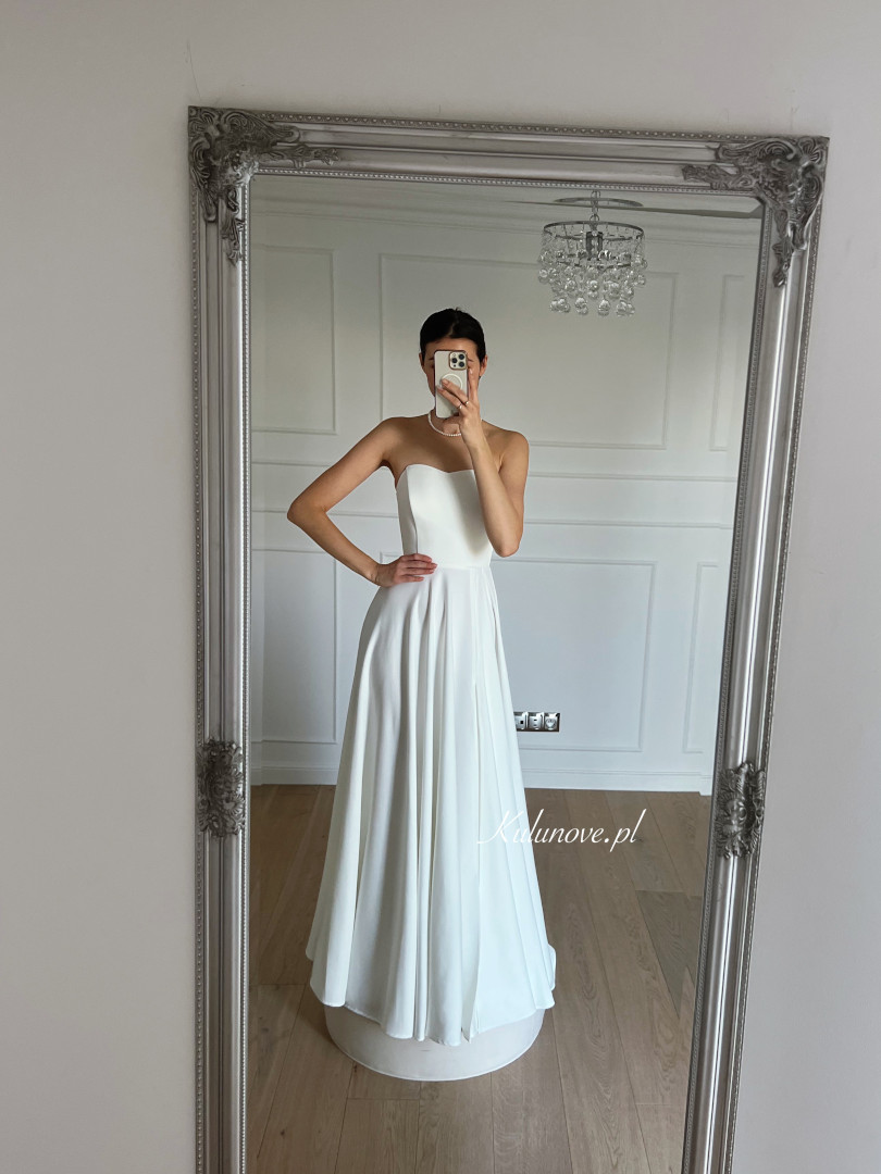 Florencja- gładka gorsetowa suknia ślubna ecru  z szyfonowymi rękawami z falbanką - Kulunove zdjęcie 2