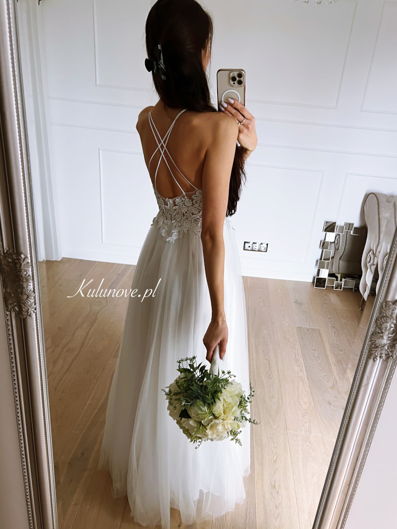 Lucy- zwiewna tiulowa  suknia ślubna z holograficznie zdobioną górą - Kulunove zdjęcie 3