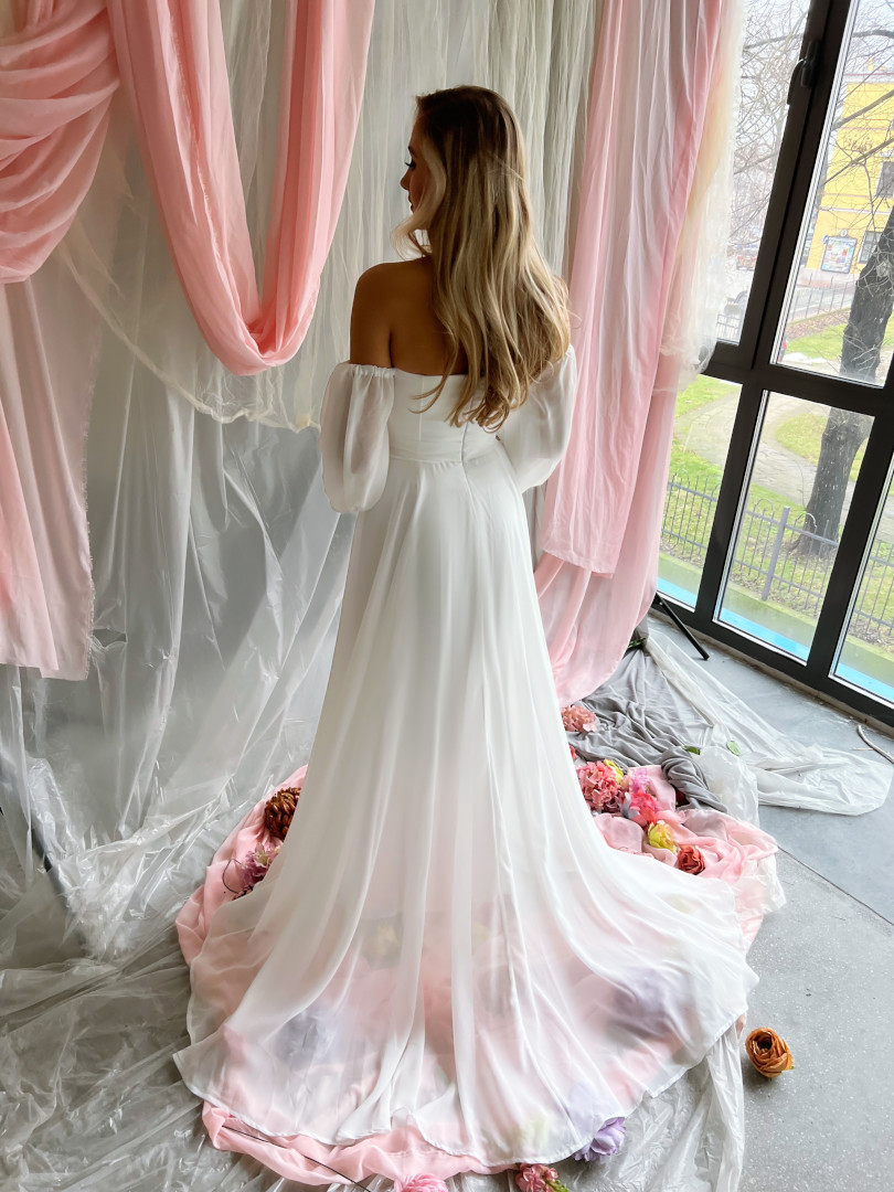 Rosella - szyfonowa suknia ślubna z trenem z marszczonym gorsetem - Kulunove zdjęcie 3