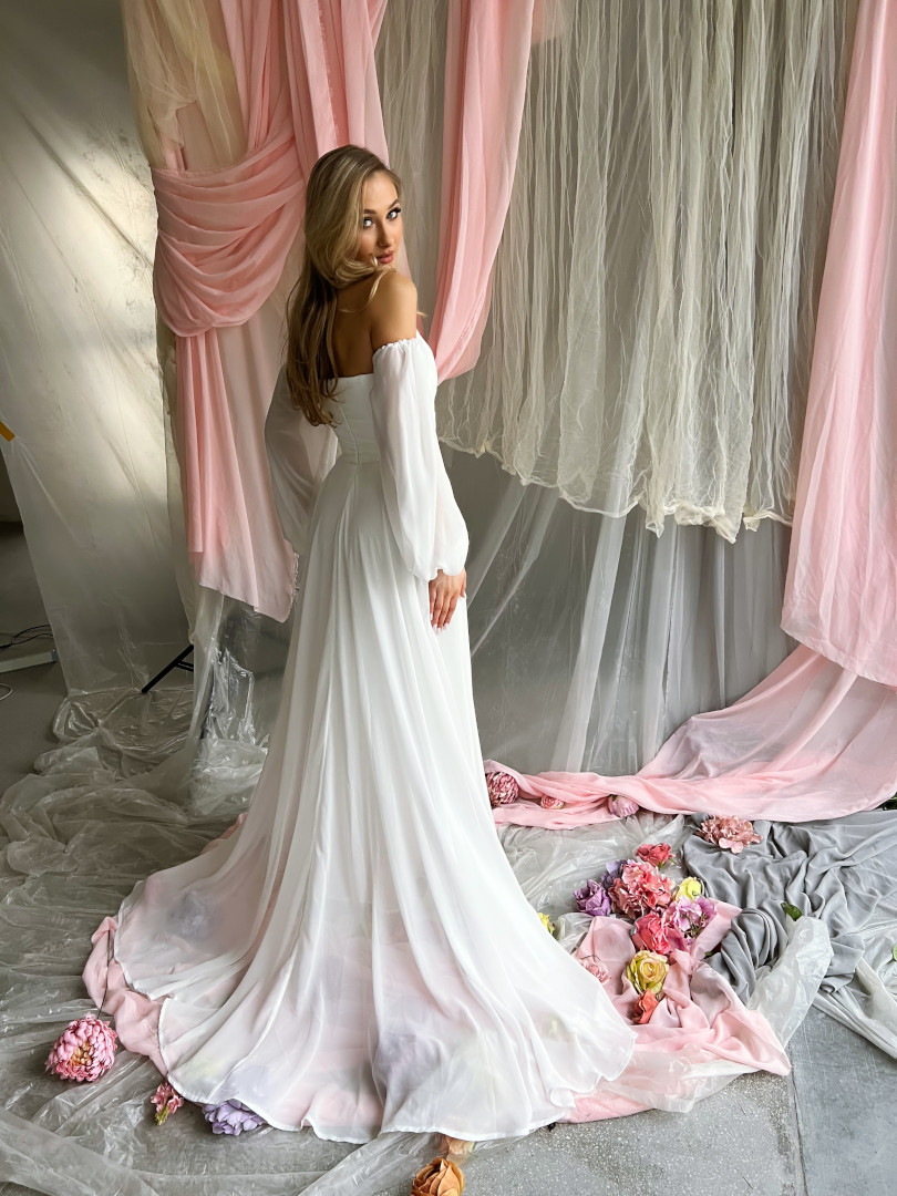 Rosella - szyfonowa suknia ślubna z trenem z marszczonym gorsetem - Kulunove zdjęcie 1
