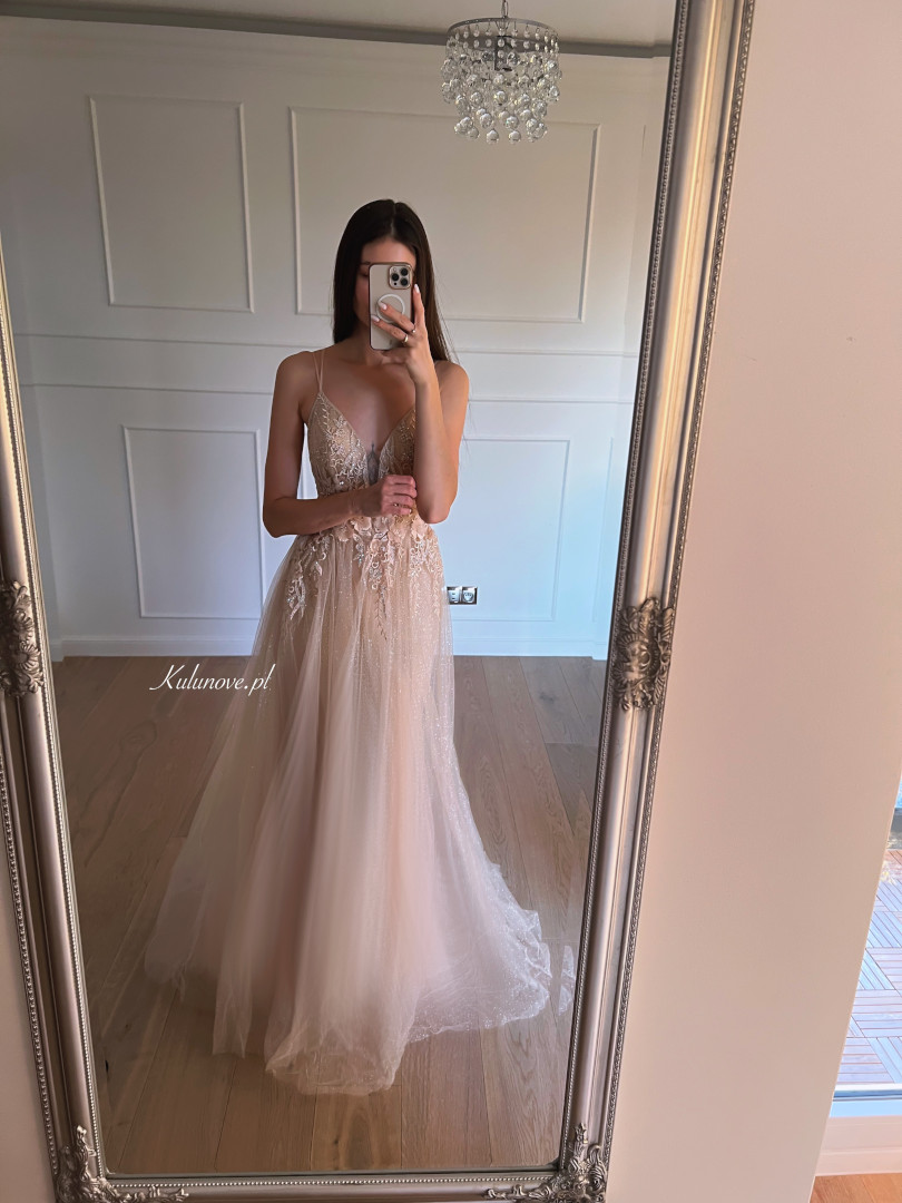 Anna -  bogato zdobiona suknia tiulowa z koronkową wiązaną górą i kwiatami 3D w kolorze złotym - Kulunove zdjęcie 2