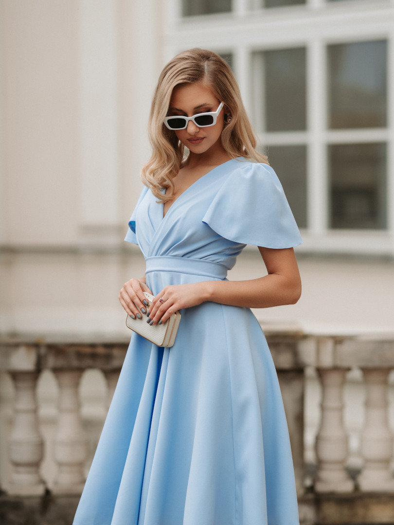 Jennifer - błękitna sukienka midi z krótkim rękawkiem - Kulunove zdjęcie 2