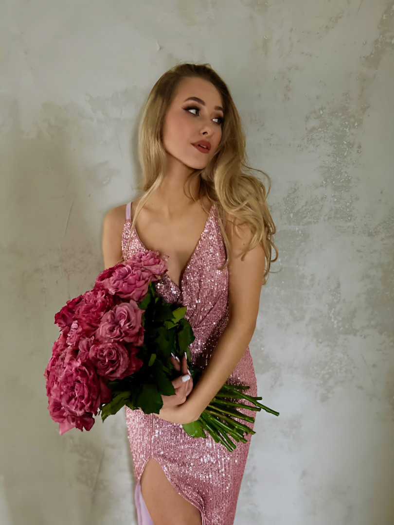 Andrea - cekinowa sukienka z kopertowym dekoltem z kolorze różowym - Kulunove zdjęcie 3