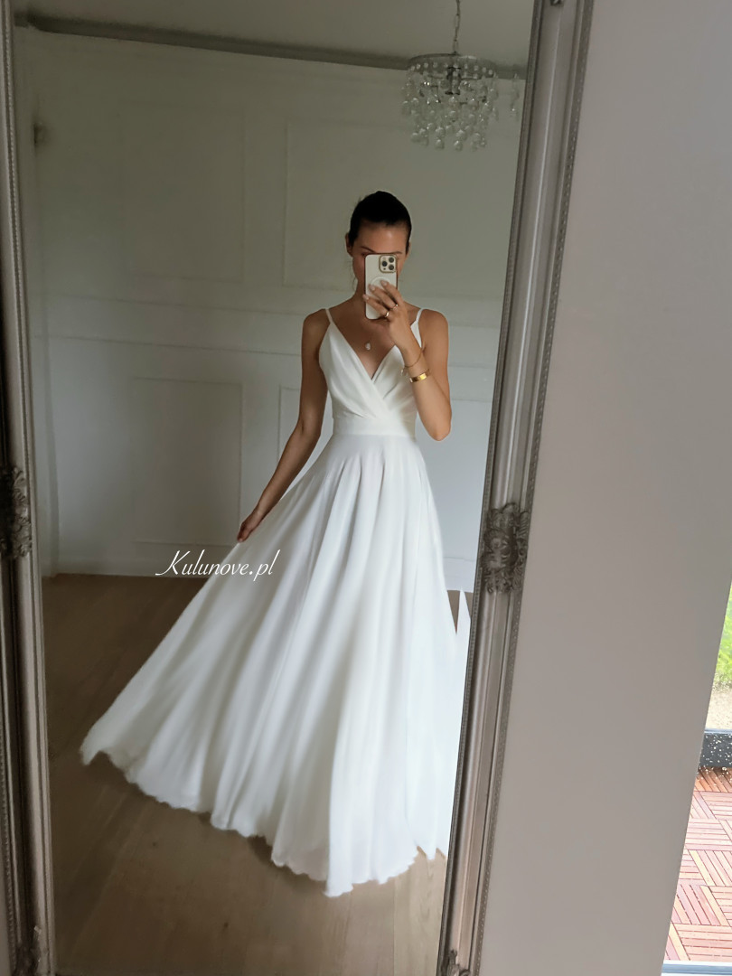 Alruna - szyfonowa zwiewna suknia ślubna na ramiączkach z trenem - Kulunove zdjęcie 3