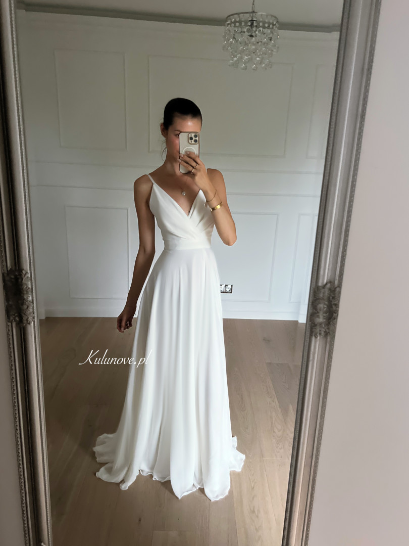 Alruna - szyfonowa zwiewna suknia ślubna na ramiączkach z trenem - Kulunove zdjęcie 4