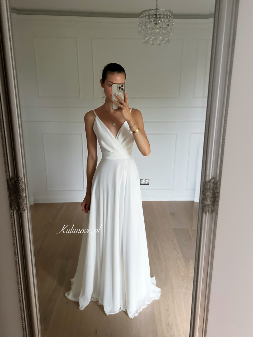 Alruna - szyfonowa zwiewna suknia ślubna na ramiączkach z trenem - Kulunove zdjęcie 1