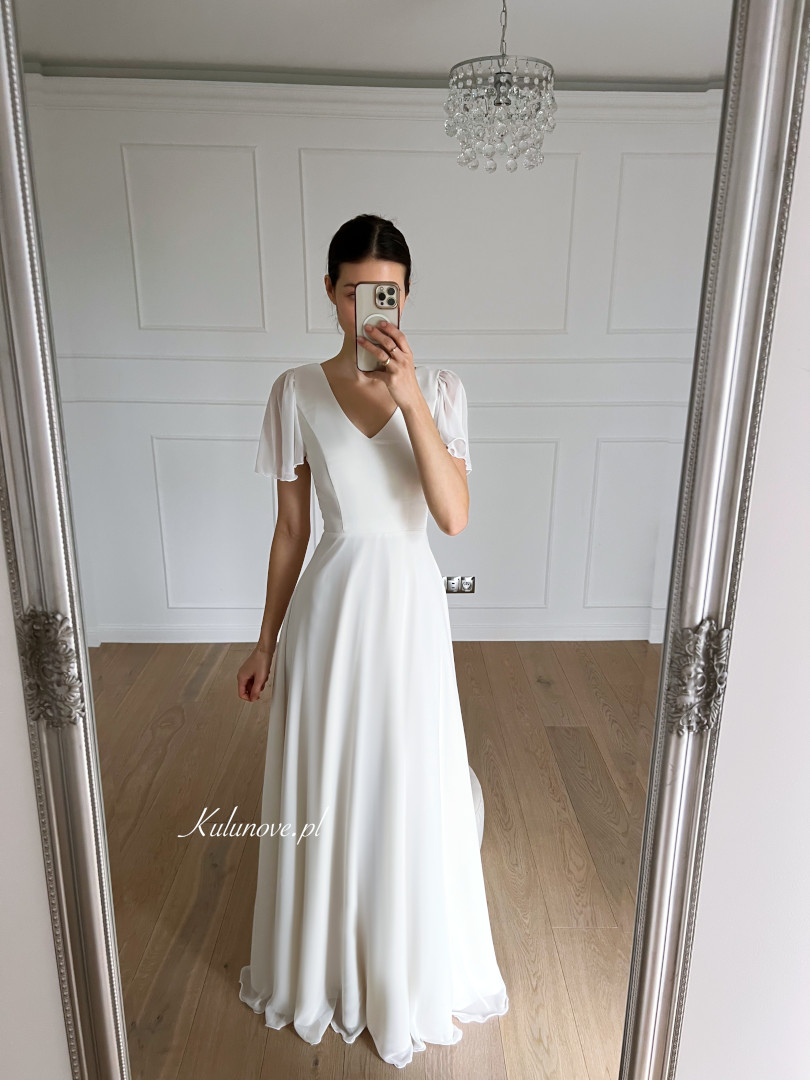 Kylie - prosta suknia ślubna z krótkim szyfonowym rękawem - Kulunove zdjęcie 1