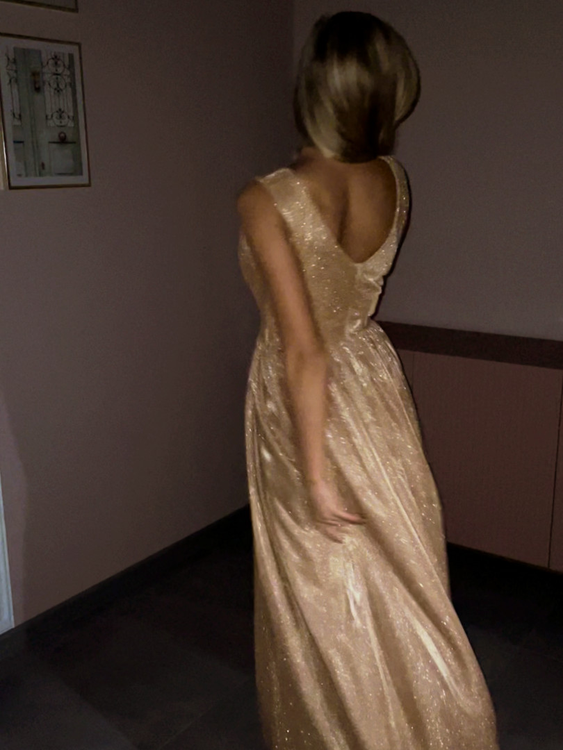 Claudine - połyskująca złota sukienka maxi z brokatem - Kulunove zdjęcie 3