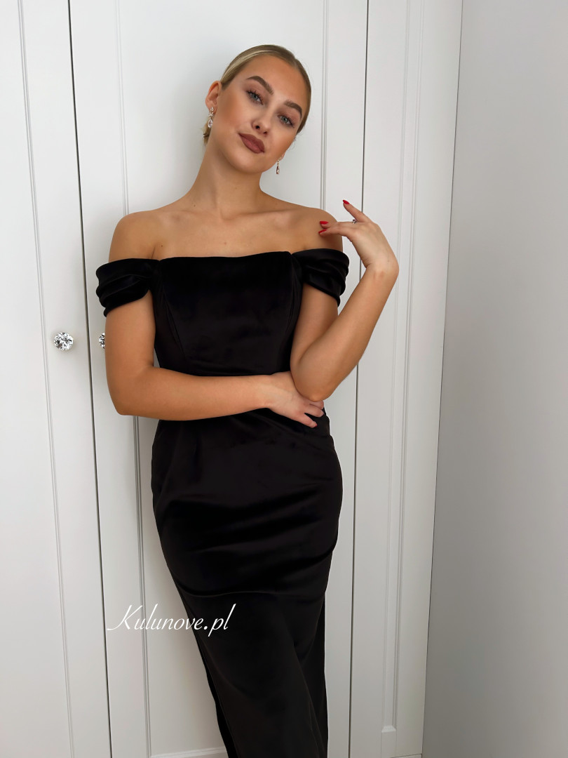 Kate-  prosta welurowa sukienka czarna maxi z opadającym rękawkiem - Kulunove zdjęcie 4