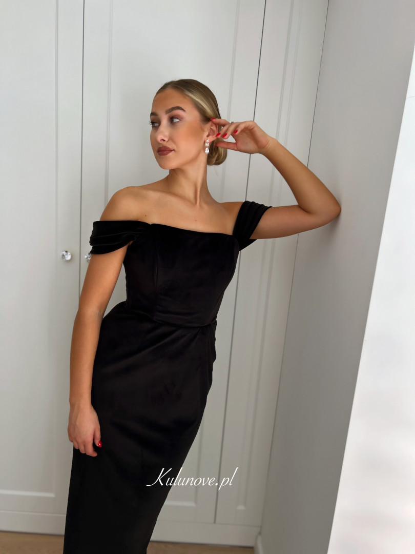 Kate-  prosta welurowa sukienka czarna maxi z opadającym rękawkiem - Kulunove zdjęcie 2