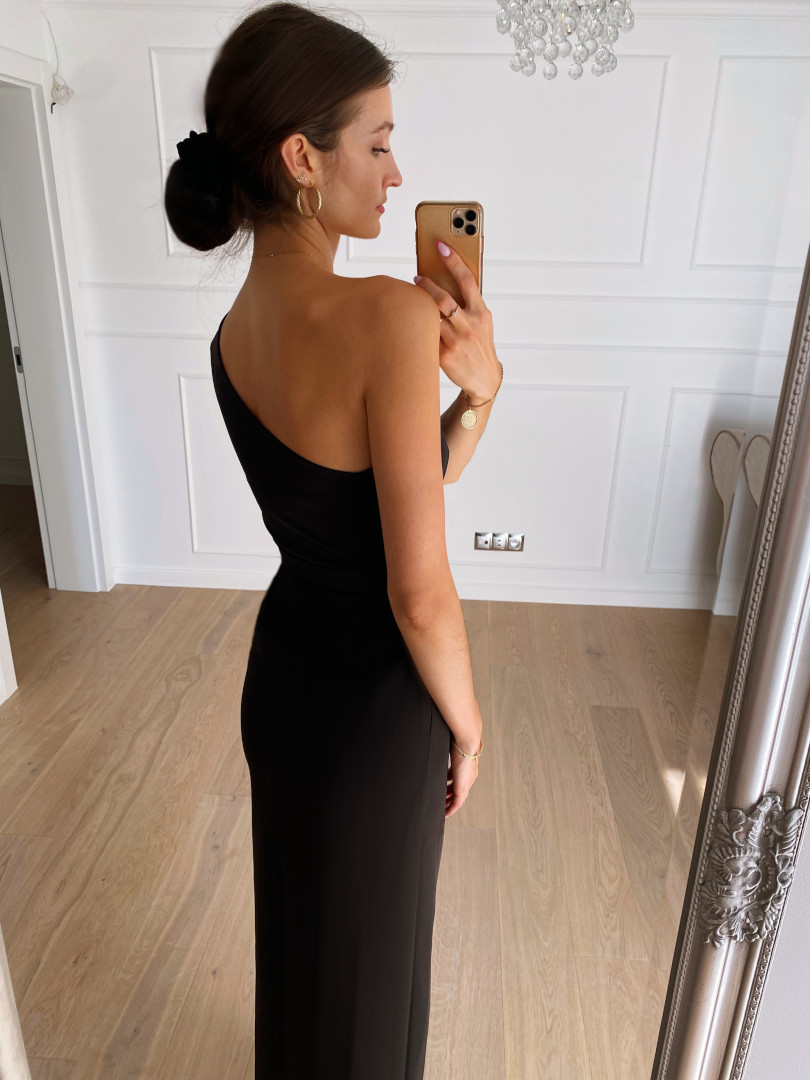 Varenna - długa czarna sukienka na jedno ramię o prostym kroju - Kulunove zdjęcie 3