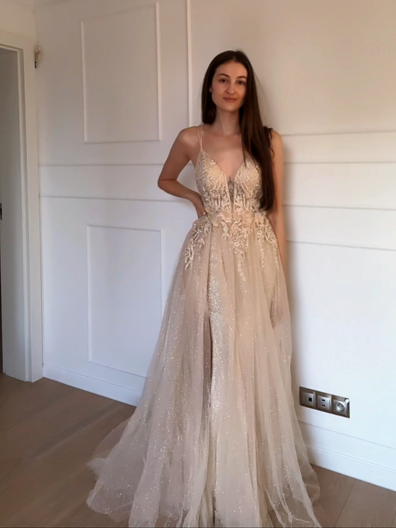 Anna -  bogato zdobiona suknia tiulowa z koronkową wiązaną górą i kwiatami 3D w kolorze złotym - Kulunove zdjęcie 3