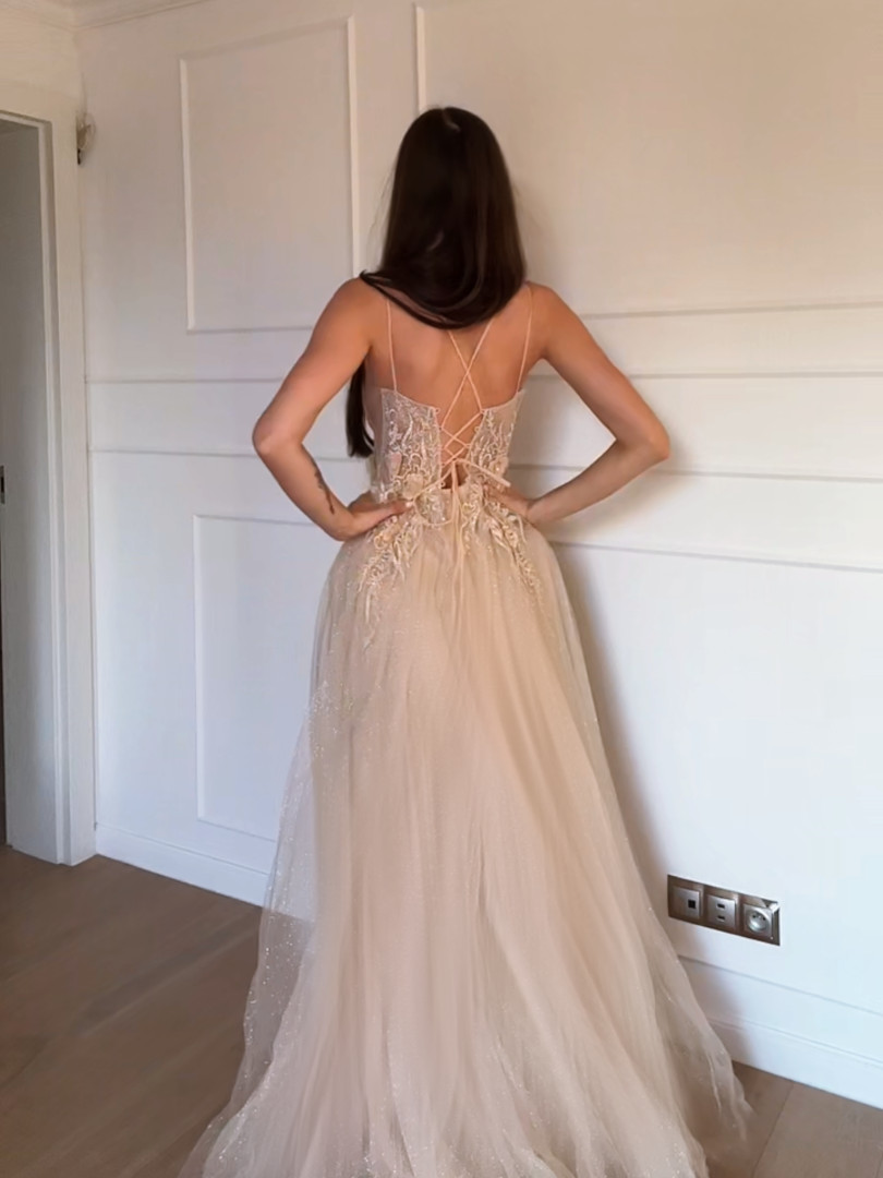 Anna -  bogato zdobiona suknia tiulowa z koronkową wiązaną górą i kwiatami 3D w kolorze złotym - Kulunove zdjęcie 4
