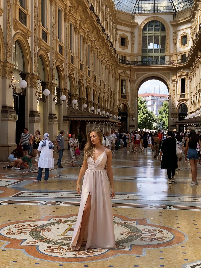 Francesca jasnozłota -  szyfonowa suknia z głębokim dekoltem z  połyskującego materiału - Kulunove zdjęcie 3