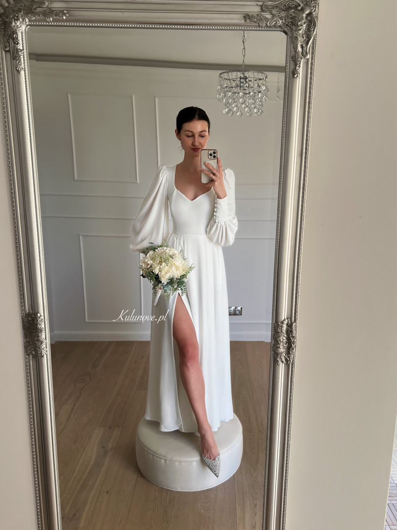 Taylor -  rozkloszowana długa suknia ślubna ecru  z bufiastymi rękawami i kieszeniami - Kulunove zdjęcie 1