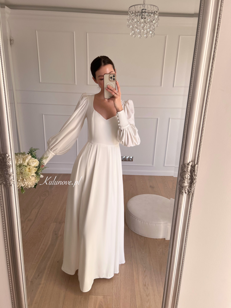 Taylor -  rozkloszowana długa suknia ślubna ecru  z bufiastymi rękawami i kieszeniami - Kulunove zdjęcie 3