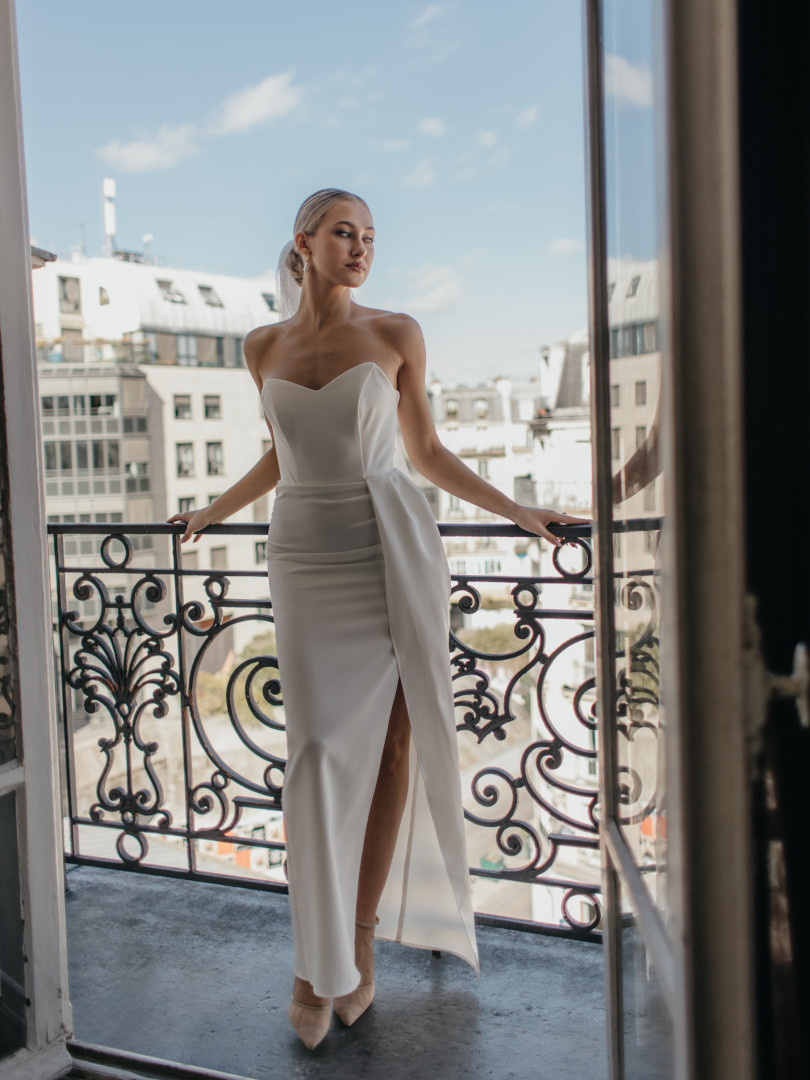 Marie- gorsetowa suknia ślubna ecru o prostym kroju z rozporkiem na zakładkę - Kulunove zdjęcie 3