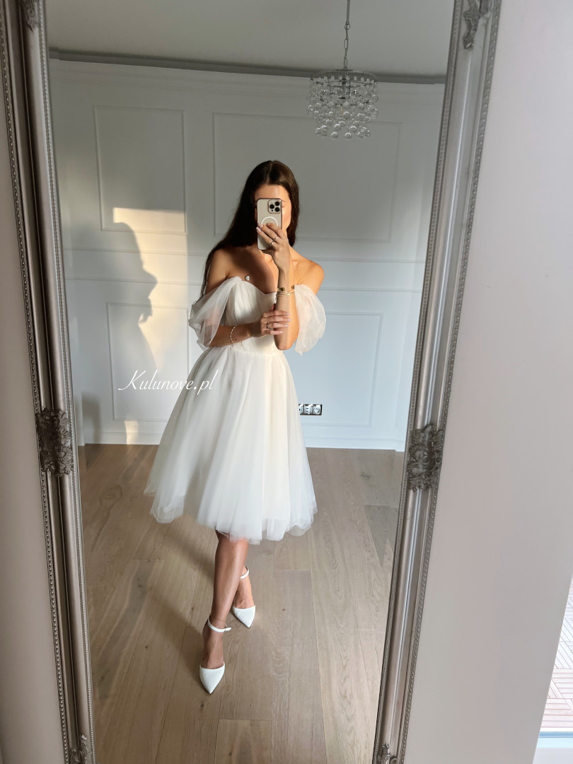 Selena - tiulowa suknia ślubna midi  ecru z opadającym  rękawem - Kulunove zdjęcie 2