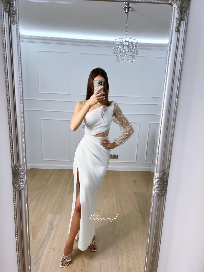 Leticia - dopasowana prosta biała sukienka na jedno ramię z ozdobnym rękawem - Kulunove zdjęcie 1