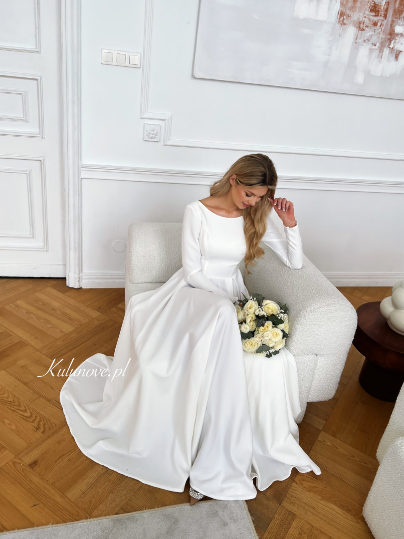 Genevieve- minimalistyczna suknia ślubna ecru na szerokim kole z dekoltem na plecach na długi rękaw - Kulunove zdjęcie 3