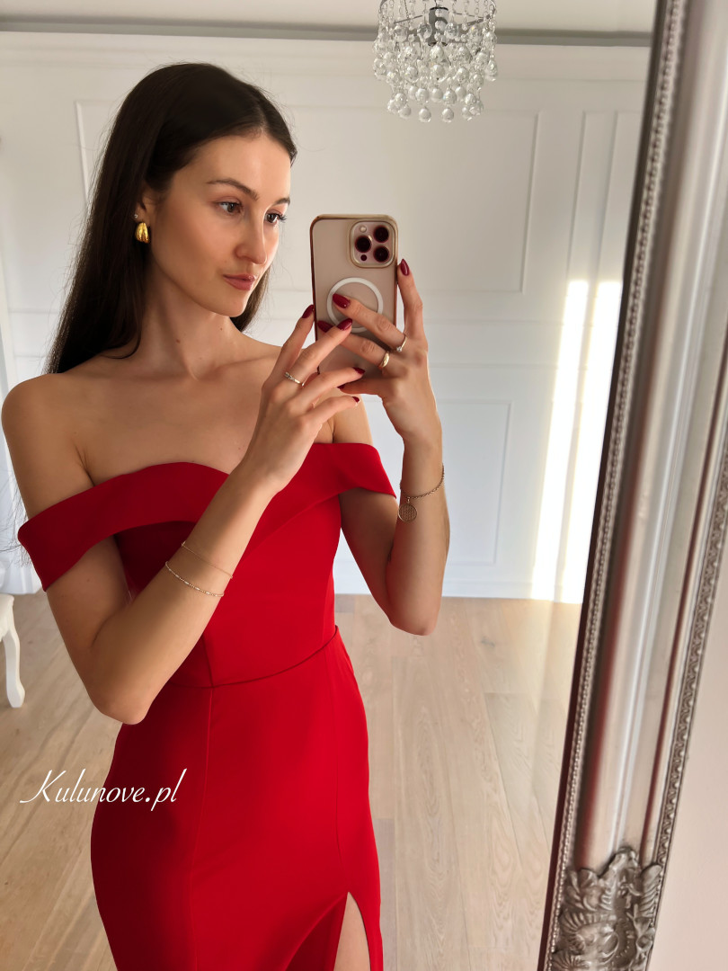 Angelina - czerwona sukienka maxi z odkrytymi ramionami z opadającym rękawem - Kulunove zdjęcie 2