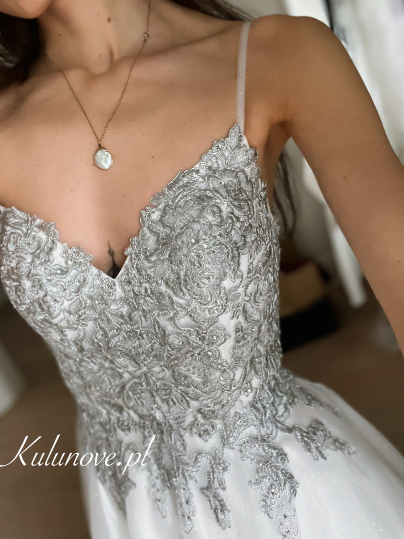 Rita- błyszcząca suknia ślubna w typie księżniczki ze srebrnym gorsetem i brokatowym dołem - Kulunove zdjęcie 3