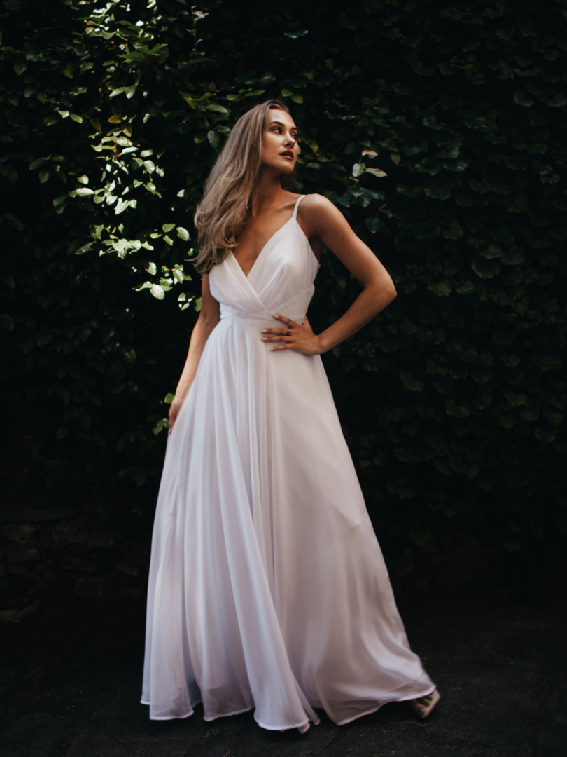 Francesca - zwiewna szyfonowa suknia ślubna na cienkich ramiączkach - Kulunove zdjęcie 4