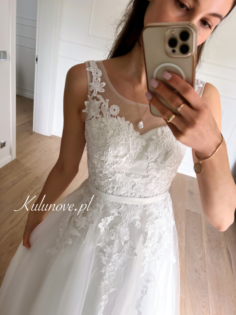Anette - brokatowa koronkowa suknia ślubna z wiązanym gorsetem - Kulunove zdjęcie 2