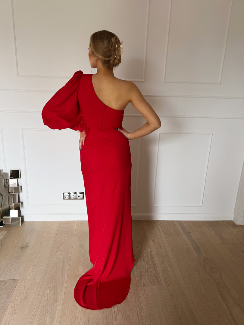 Rachel - czerwona sukienka maxi na jedno ramię z piórami - Kulunove zdjęcie 2