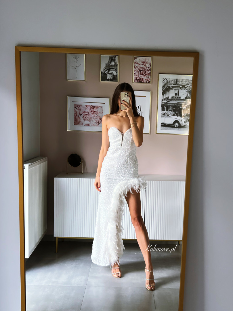Monroe - asymetryczna cekinowa biała sukienka z piórami i  z odkrytymi ramionami - Kulunove zdjęcie 1
