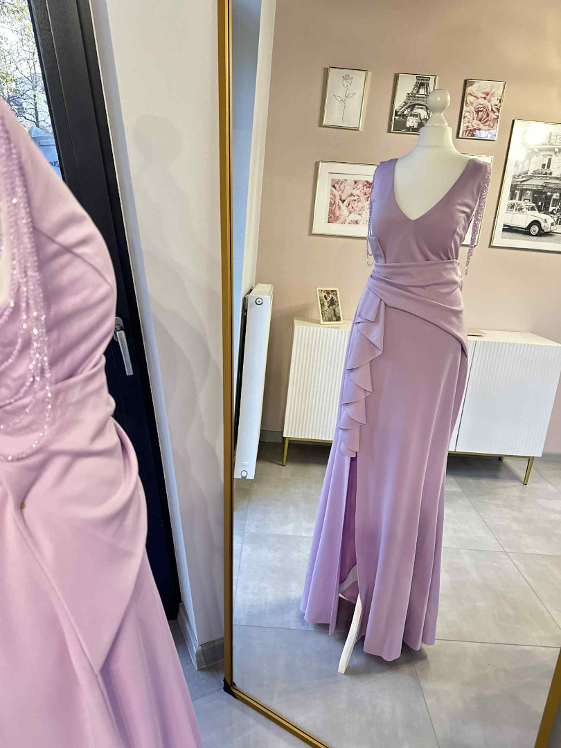 Dopasowana wrzosowa suknia z falbankami i ozdobą na ramionach A396