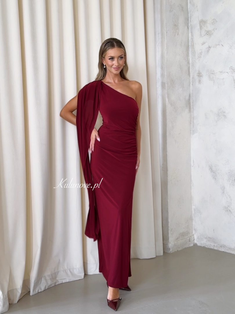 Grace – elegancka sukienka maxi na jedno ramię w kolorze bordowym z efektowną ozdobą