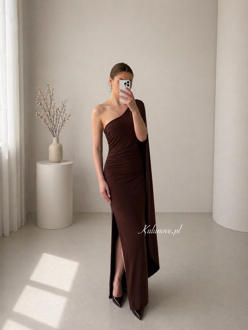  Grace - czekoladowa elastyczna sukienka maxi na jedno ramię z ozdobną szarfą 
