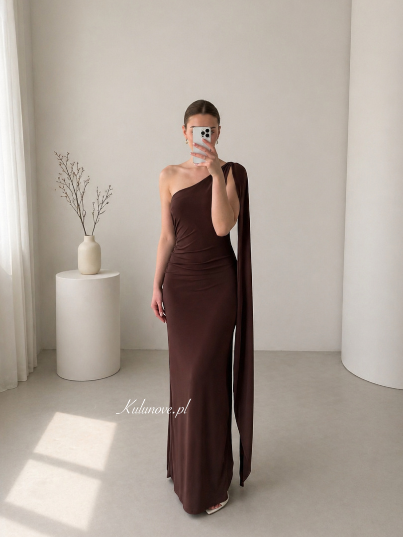 Grace - czekoladowa elastyczna sukienka maxi na jedno ramię z ozdobną szarfą 