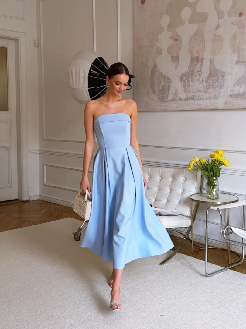 Harriet midi - błękitna gorsetowa sukienka bez ramiączek i plisowanymi zakładkami 